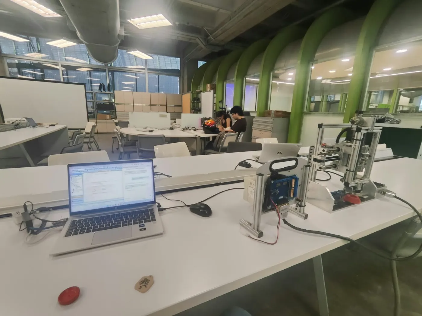Montaje de las pruebas: PC con GX Works2, PLC Mitsubishi FX3G y el puente grúa
